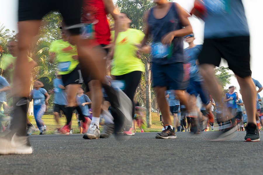 Atletas participando de corrida